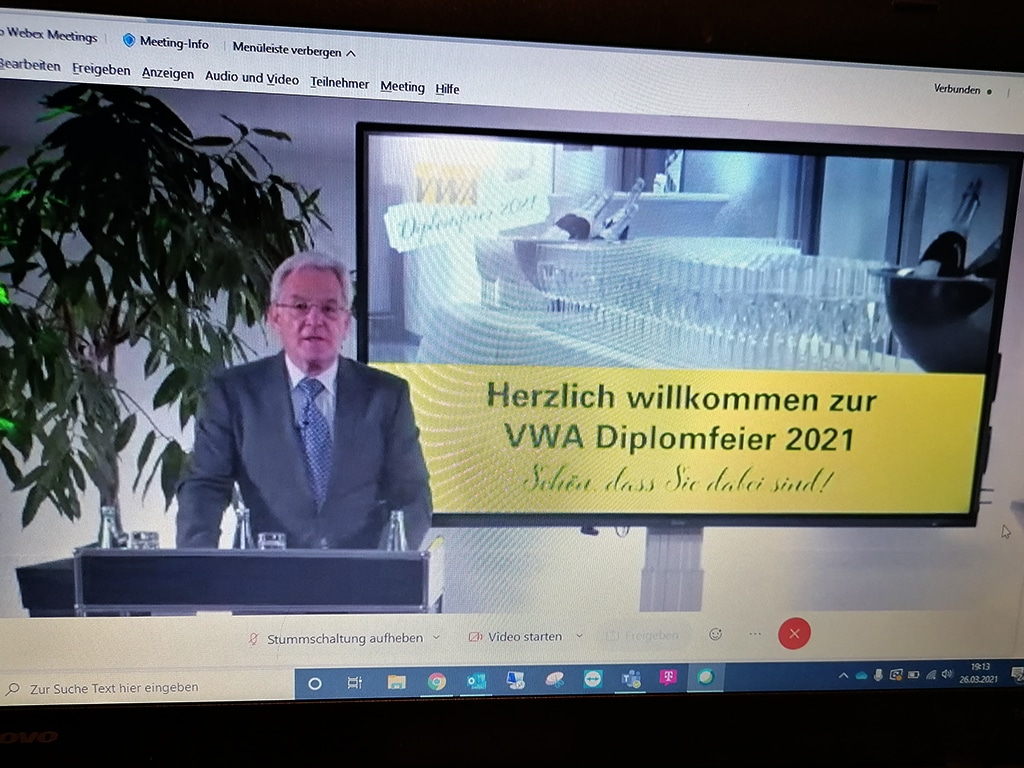 Akademieleiter Dr. Norbert Euba gratuliert den Absolventen.