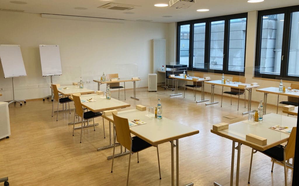Schulungsraum - vorbereitet nach Pandemiebedingungen